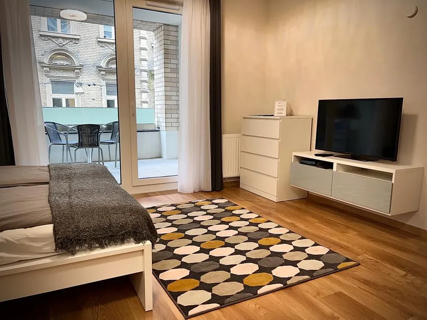 Cosy Brand New Studio with Balcony - Image 1