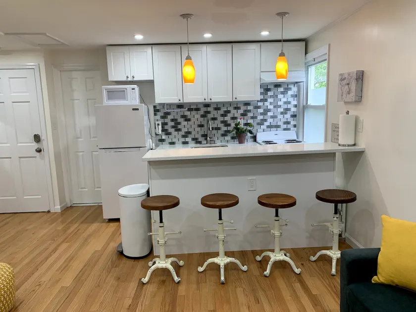 Modern 1 Bedroom Apartment - Image 1