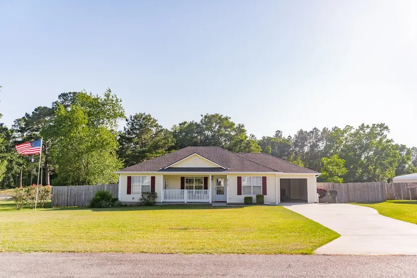 Comfy 3-bed/2-bath home with garage & large yard - Image 1