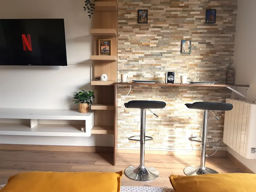 Bright studio with balcony, city center - Image 1