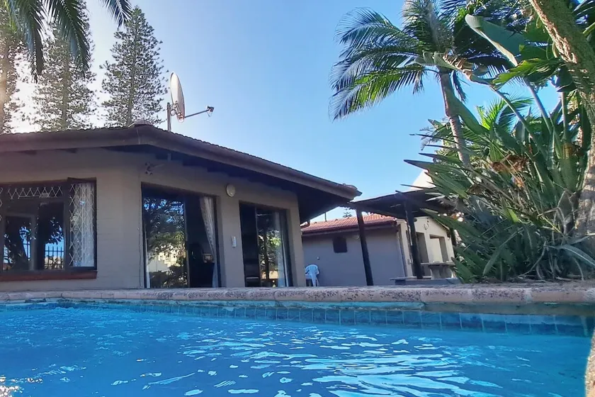 OppiC beach house | 4BR Sleeps 10 | Pool and braai - Image 1