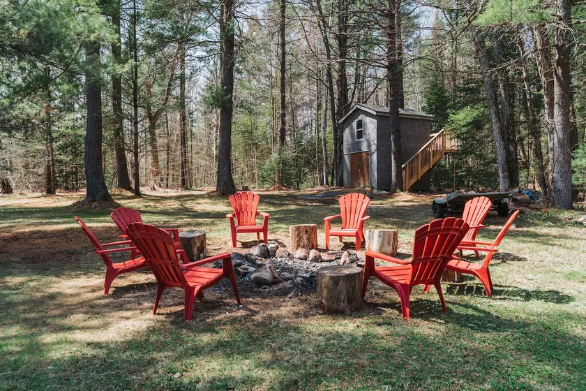 Private cottage with 26 acre & outdoor games - Image 1