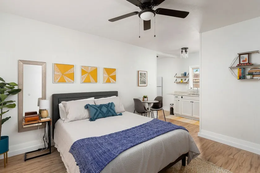 Cozy studio w/ kitchenette AC, free street parking - Image 1