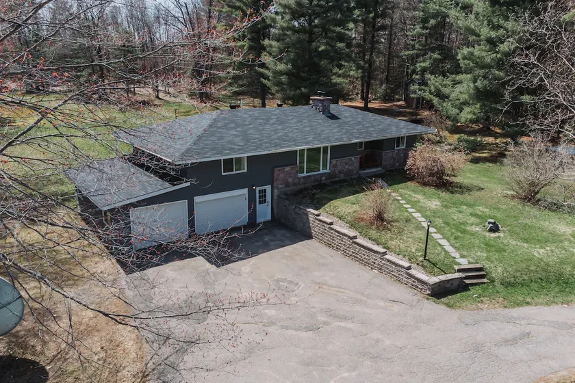 Gorgeous Muskoka Cottage with 26 acres - Image 1