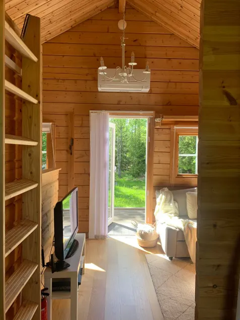 Log Cabin with hot-tub & Sauna, secluded location - Image 1