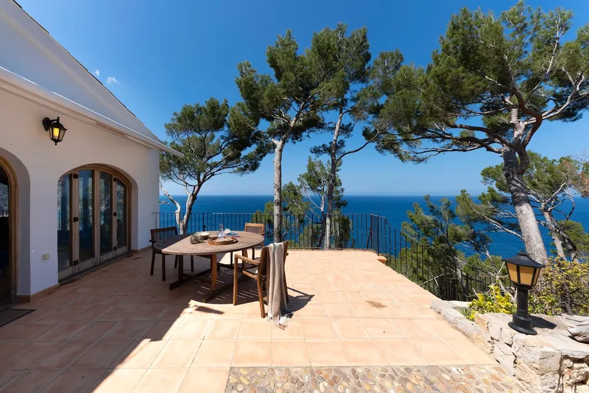 Exclusive Villa with Spectacular Sea Views - Image 1