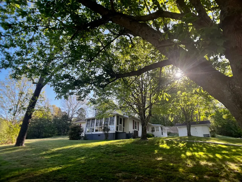 Charming remodeled Farmhouse- close to Asheville - Image 1