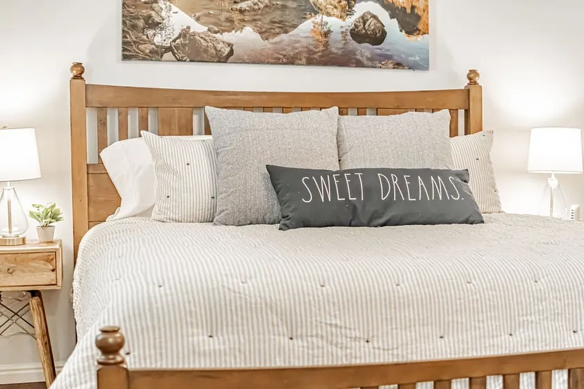Upscale Getaway in a Quiet Neighborhood - Sleeps 7 - Image 1