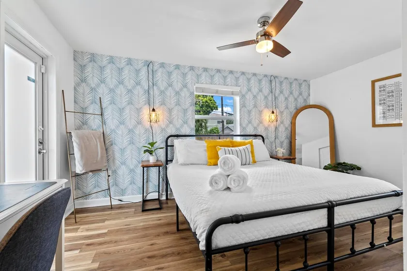 KING Bed & Mini Golf, Pet Friendly! Cowboy Pool Close to Beach Airport & Zoo BBQ - Image 1