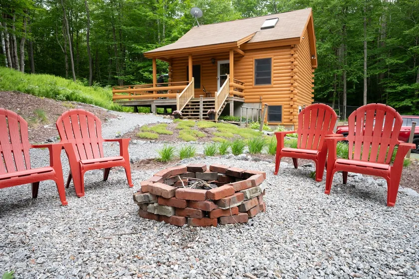 Rocky Ledge: Cozy Pet-Friendly 3BR Log Cabin - Image 1