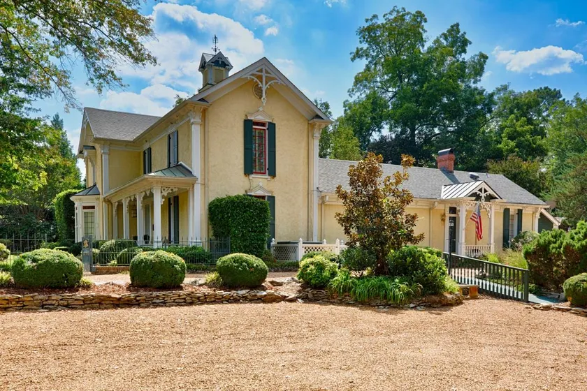 Cochran-Jackson House:  Step back in time and still enjoy the modern amenities!! - Image 1
