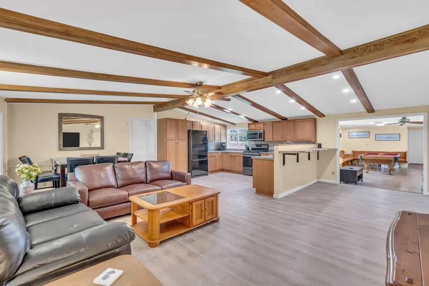 Secluded Home \"Behind The Vines\". SLEEPS 22 on over an acre! - Image 1