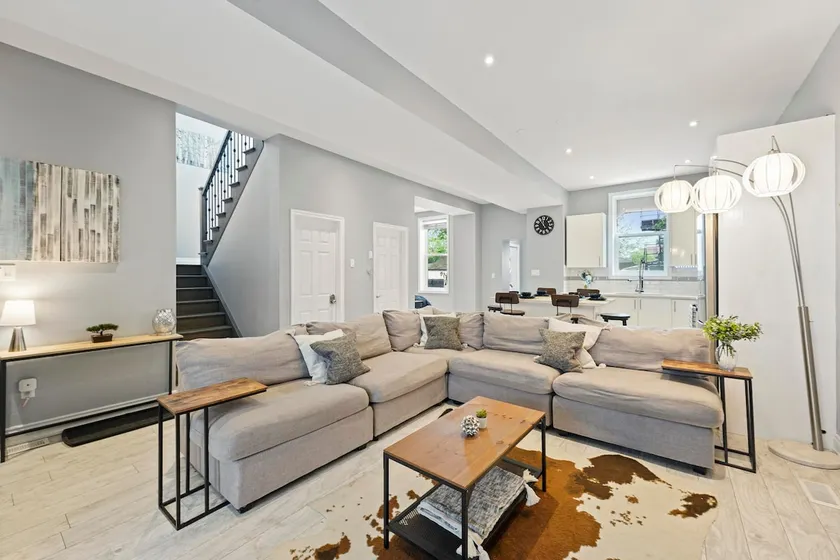 Cheerful 4BR Downtown Retreat - BBQ, 5 Beds, Cribs - Image 1