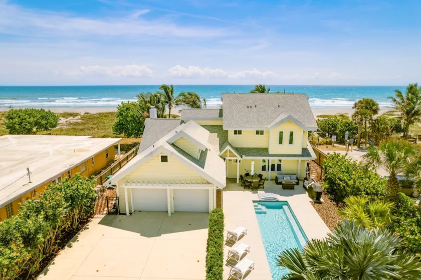Private Resort! Beachfront home with pool & hot tub and five en suite rooms - Image 1