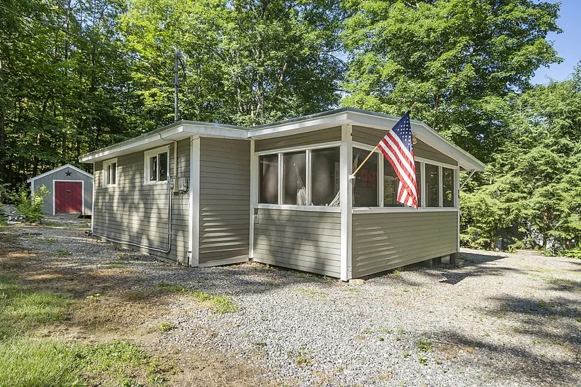 Cozy cottage with private HOT TUB, lake access, Gunstock mountain & fire pit - Image 1