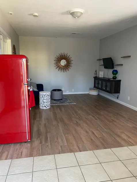 Hall House. Adorable 1 bed, 1ba with free parking. - Image 1