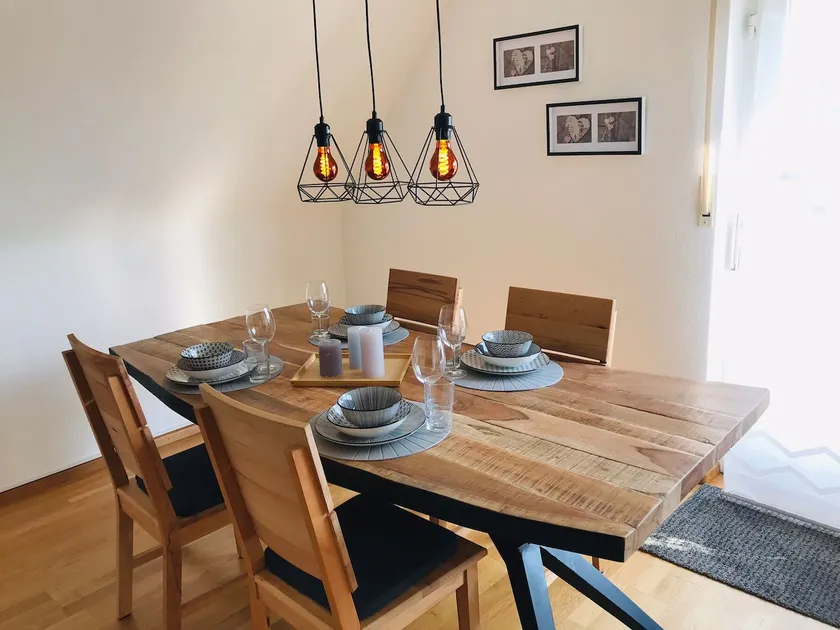 Beautiful apartment with plenty of space and parking - Image 1