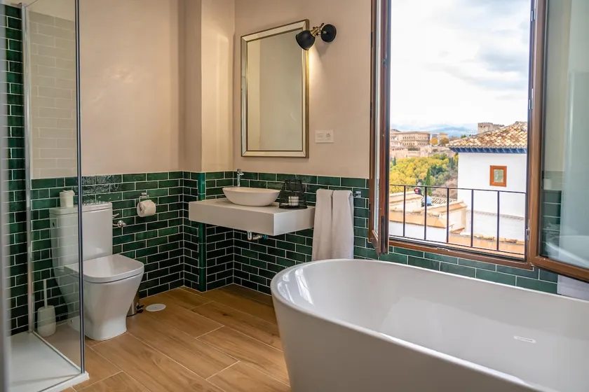 Florentia Homes 4 VIEWS & BATH - Image 1