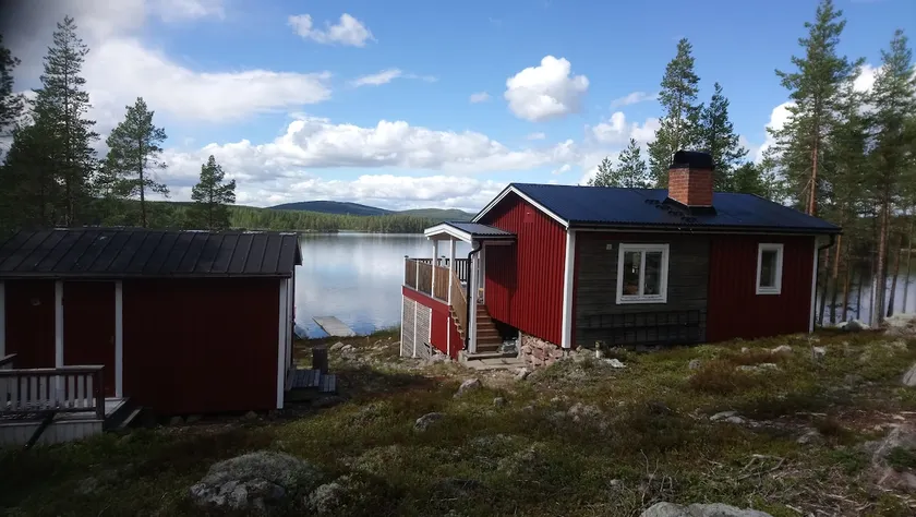 Cabin by the lake - Image 1