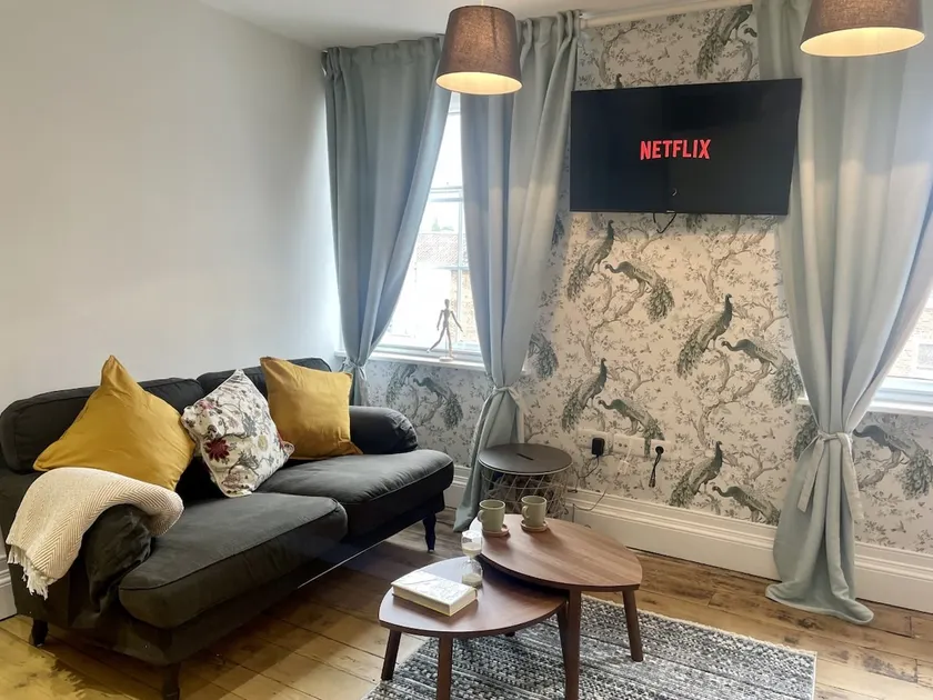 Cozy & unique two bedroom apt in the heart of town - Image 1