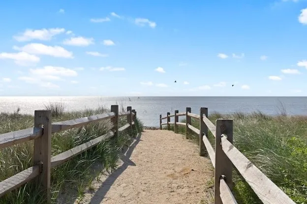 Bay Breeze Getaway, 2 Blocks from Bay, King Bed - Image 1