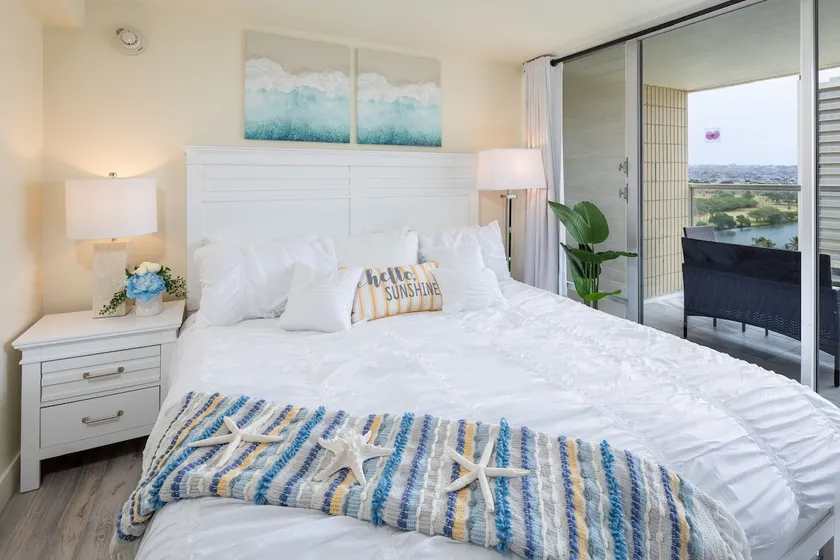 Renovated Waikiki One Bedroom Condo w/Kitchen - Image 1