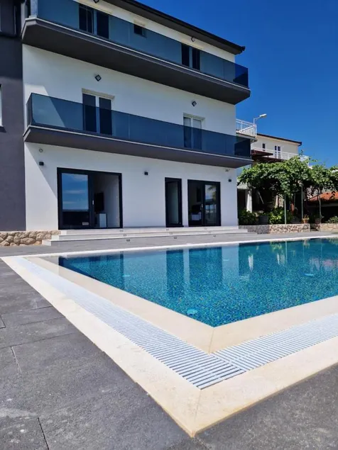 Luxury villa with private swimming pool - Image 1