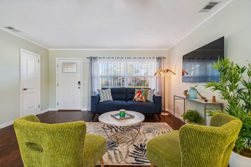 Private Beach Getaway Home - Centrally Located to all Beaches & Entertainment - Image 1