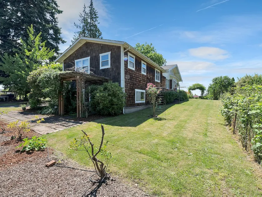 Beautifully Restored Farmhouse on Over an Acre - Image 1