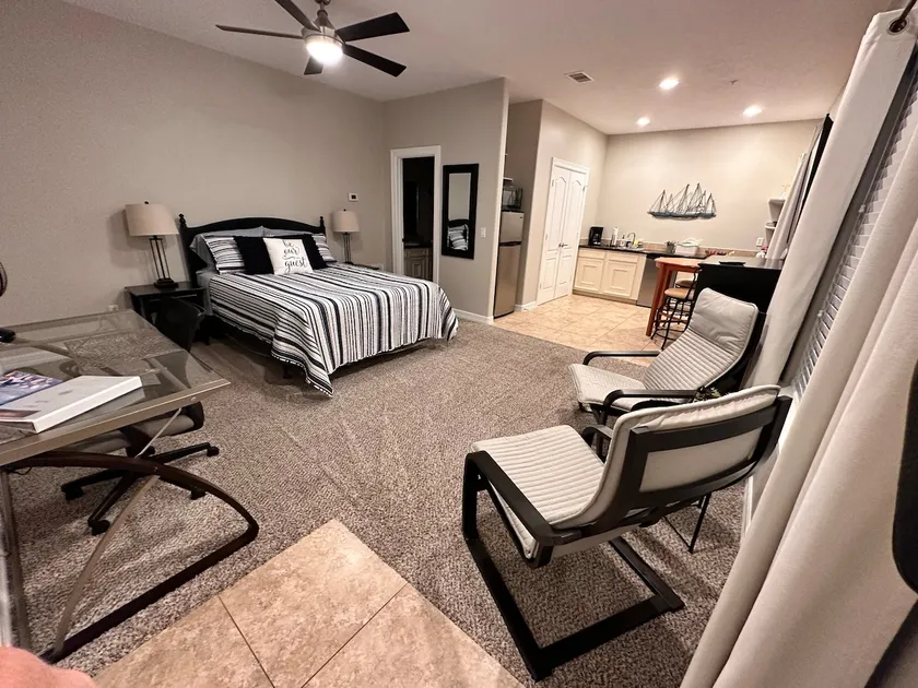 Beautiful Studio on top floor in Willis - Image 1