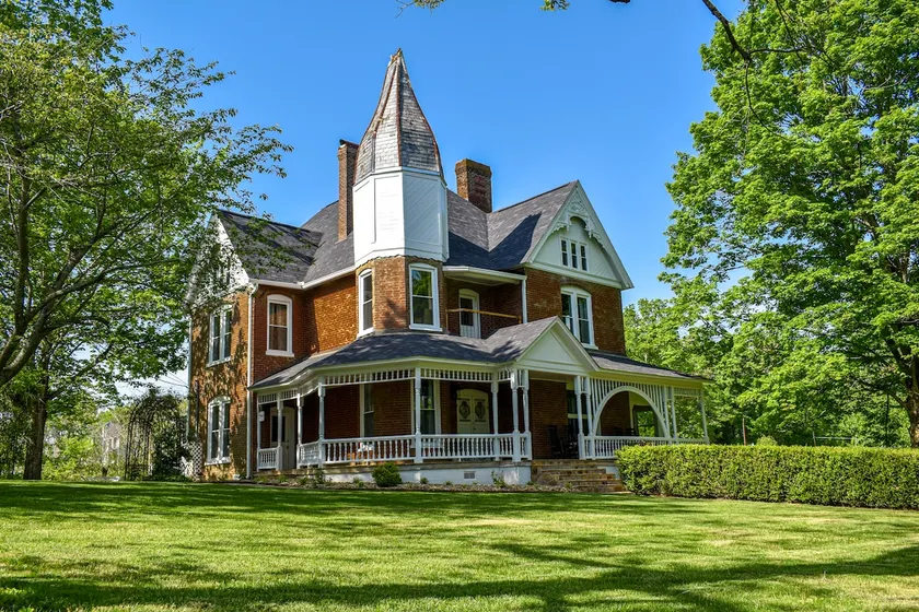 New! Large Victorian home! Outdoor space for entertaining! - Image 1