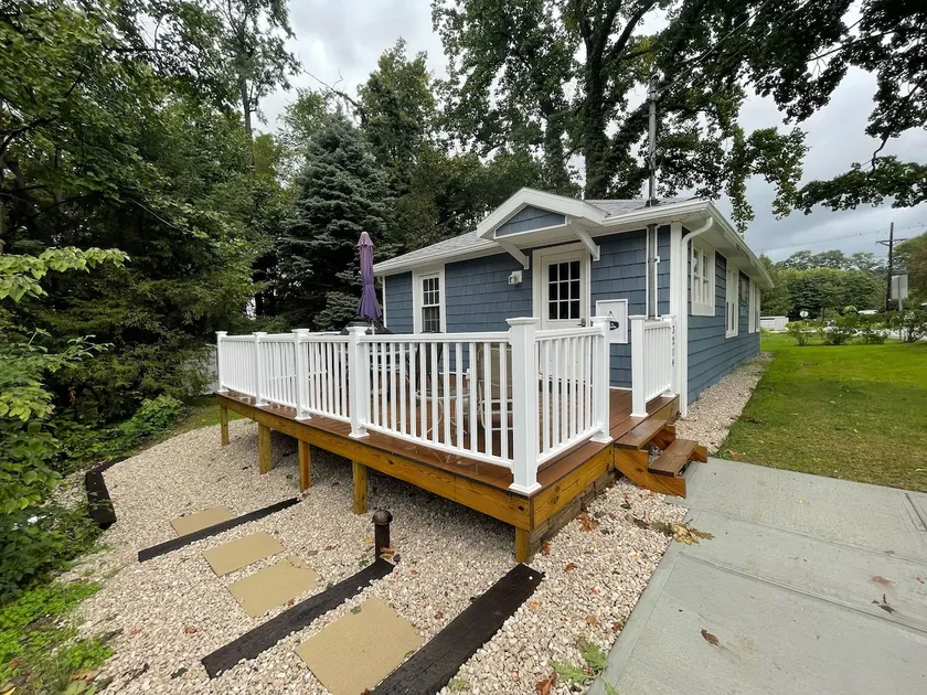 Cozy 2 Bedroom Cottage with Private Beach Access - Image 1