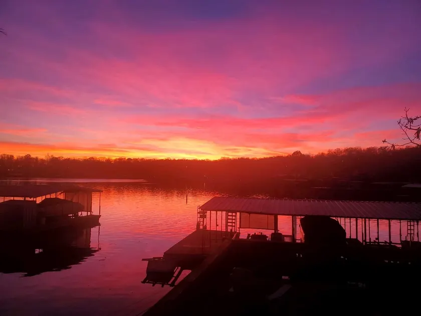 Lake Front, newly remodeled, private dock & more - Image 1