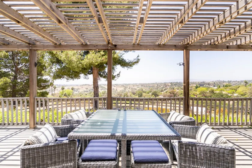Beautiful 2-bedroom home with stunning views - Image 1