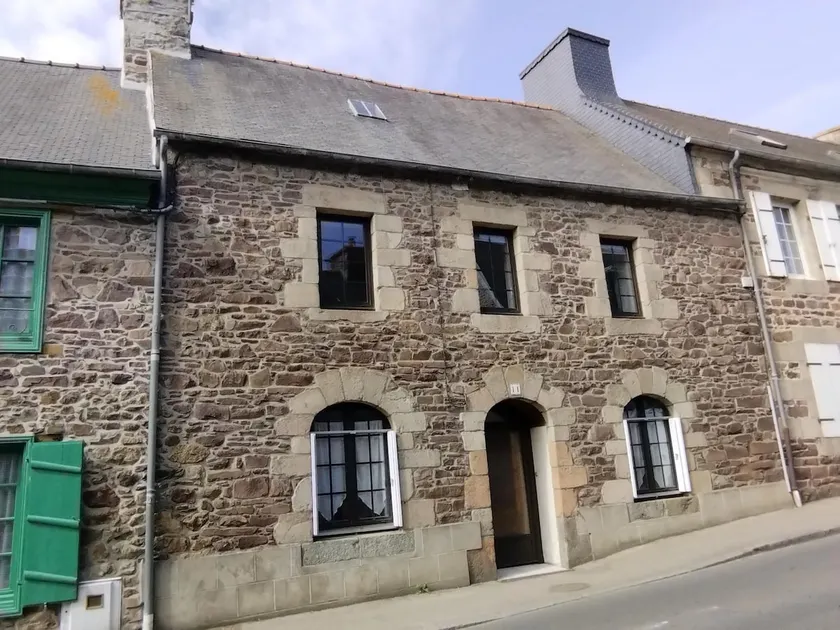 Renovated townhouse in a great location. - Image 1