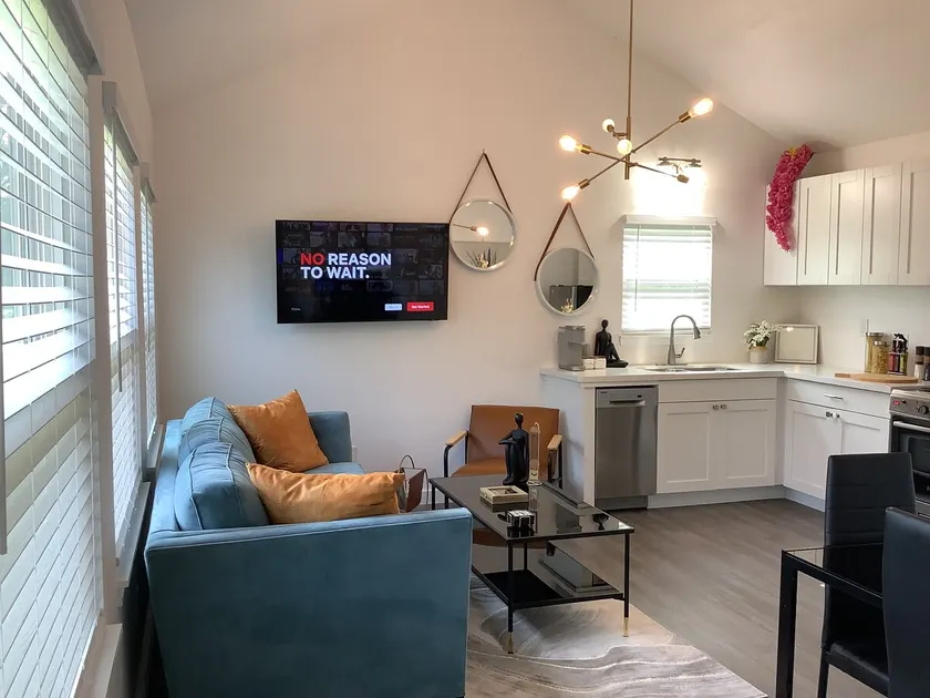 Lux 2 bdrm Suite on huge lot, near Downtown& IAH! - Image 1