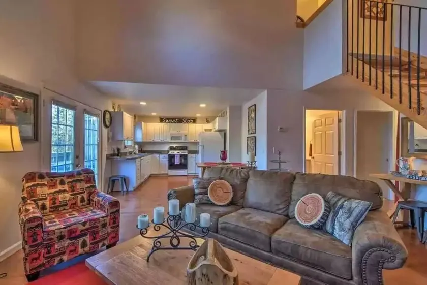 Relax in comfort at the Alpine Cottage 2 which is centrally located in Helen. - Image 1