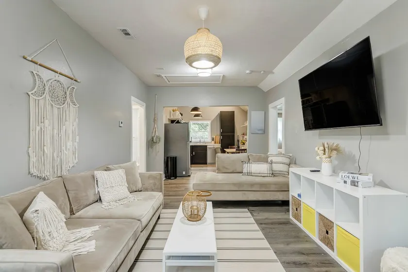 Crown House- Cozy 3BR ☀King Bed☀ Walking Trail - Image 1