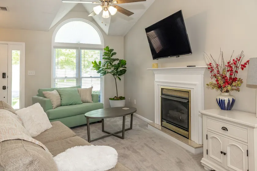Cottage Circle Home - Image 1