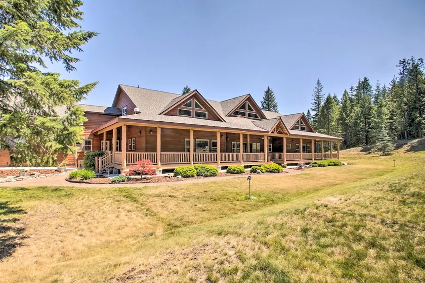 The Lodge · Secluded Lodge with Mountain Views and Hot Tub - Image 1