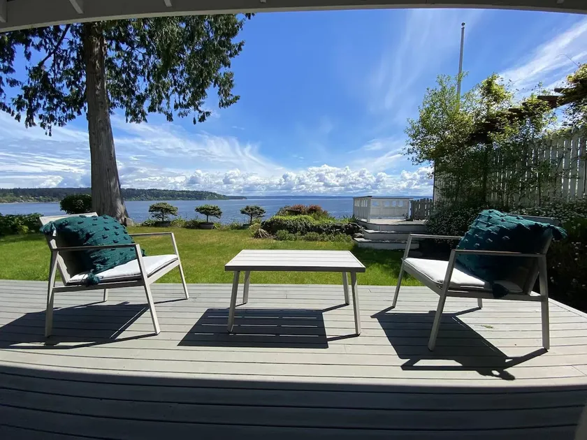 5-bedroom waterfront House with beach - Image 1