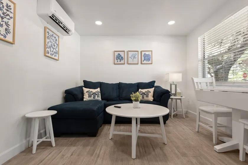 1/1 | Downtown | Cozy Comfort | Updated Apartment - Image 1