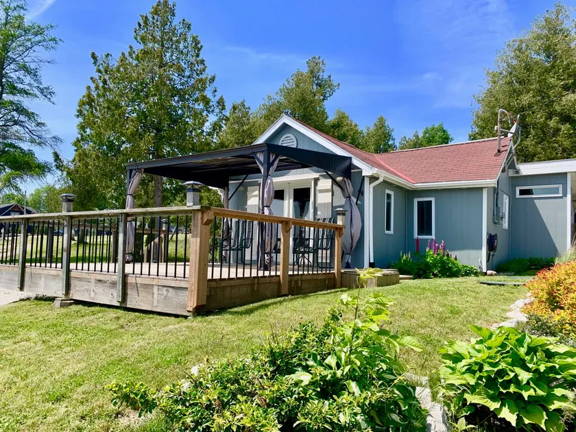 Cheerful 2 bedrooms Waterfront Cottage - Image 1
