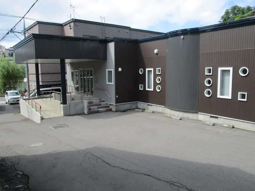 This is a sushi restaurant street and the canal, and is a private one-story house. - Image 1