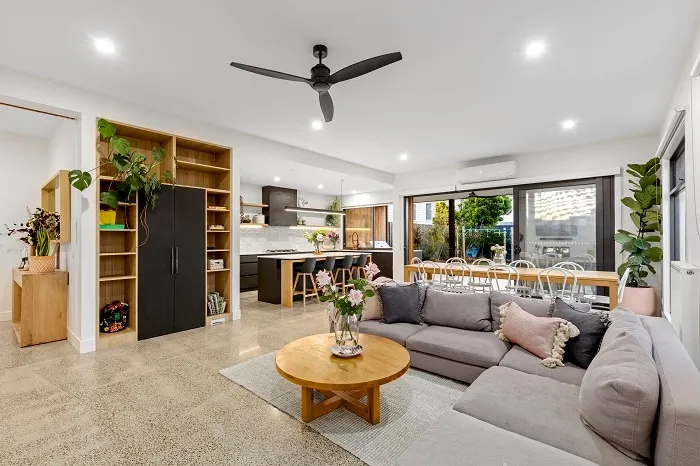 Sensational 4 Bedroom House - Free Parking - Free WIFI - Image 1