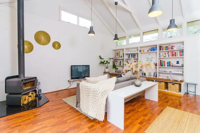 The Banksias - Stylish & Cosy Highlands Retreat - Image 1