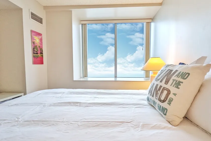 1 Bedroom Right on Boardwalk! Free Parking + Pool - Image 1
