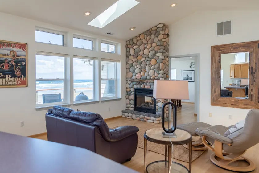 Ocean Lookout -Ocean front/ Wifi/Hot Tub/ - Image 1