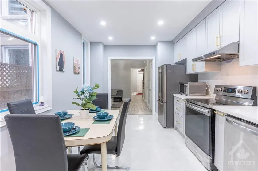 The Downtown Lounge - 4 Bedroom Home w/ Parking! - Image 1