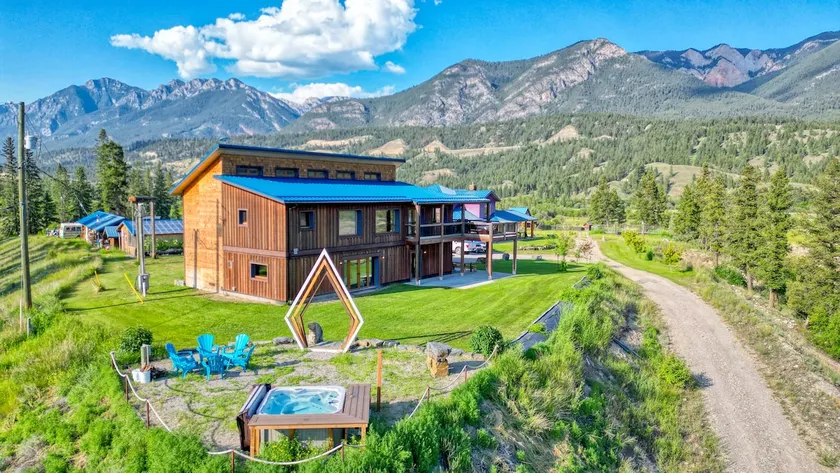 Bird Island Chalet: Hot Tub & Breathtaking Views - Image 1